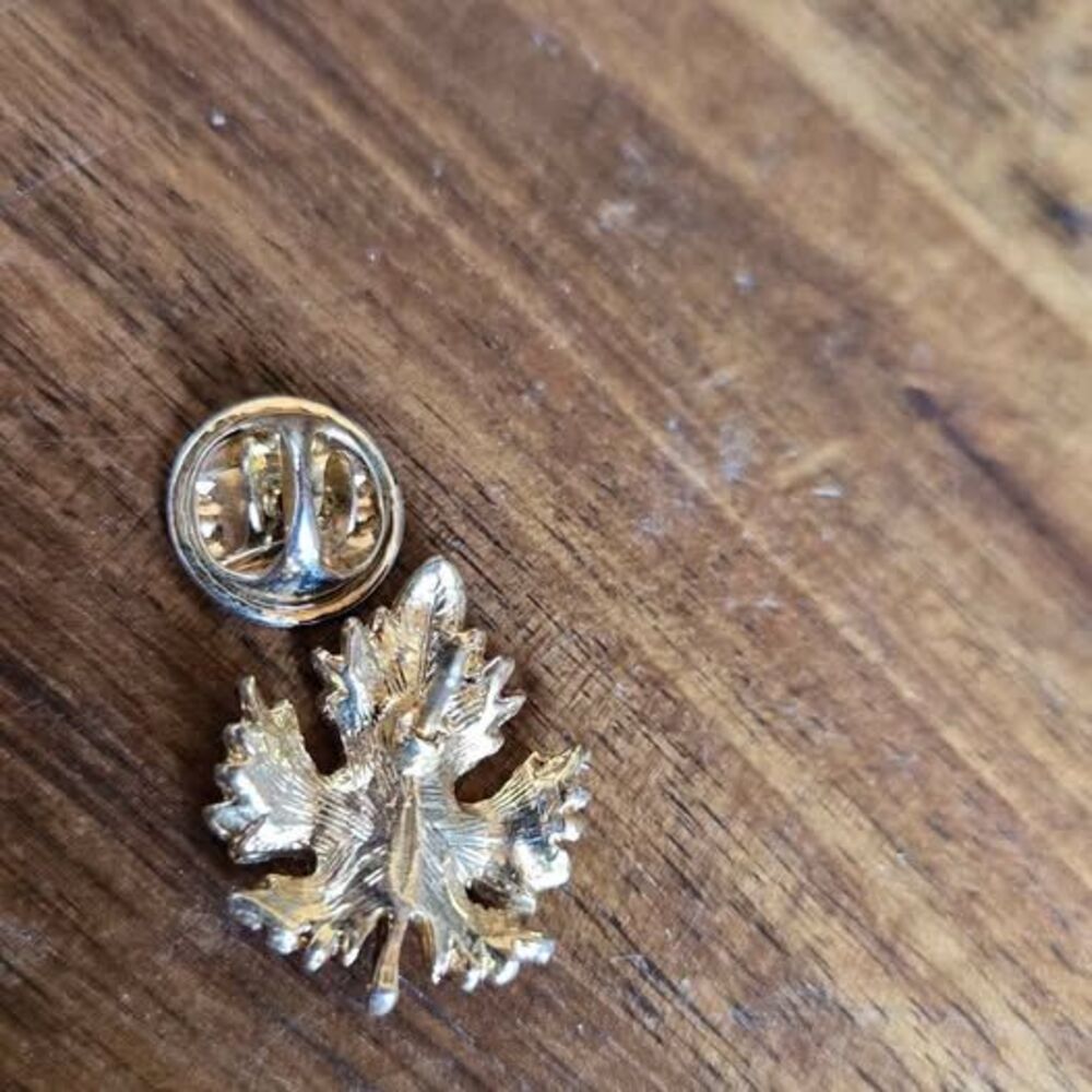 vintage red enamel maple leaf brooch - Picture 4 of 5